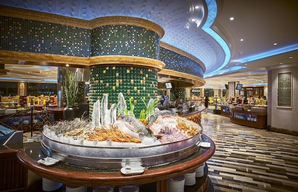 2 restaurants, breakfast, lunch served; local and international cuisine - Windsor Plaza Hotel (Ho Chi Minh City)