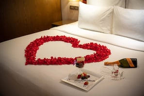 Club kamer, 1 kingsize bed | Een minibar, een kluis op de kamer, een bureau, geluiddichte muren
