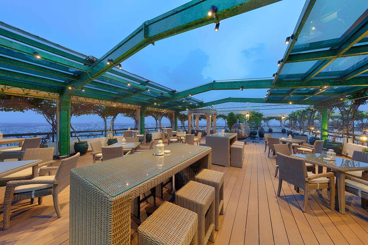 2 restaurants, breakfast, lunch served; local and international cuisine