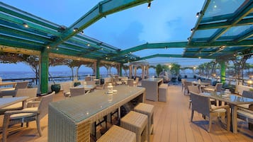 2 Restaurants, Frühstück, Mittagessen, lokale und internationale Küche