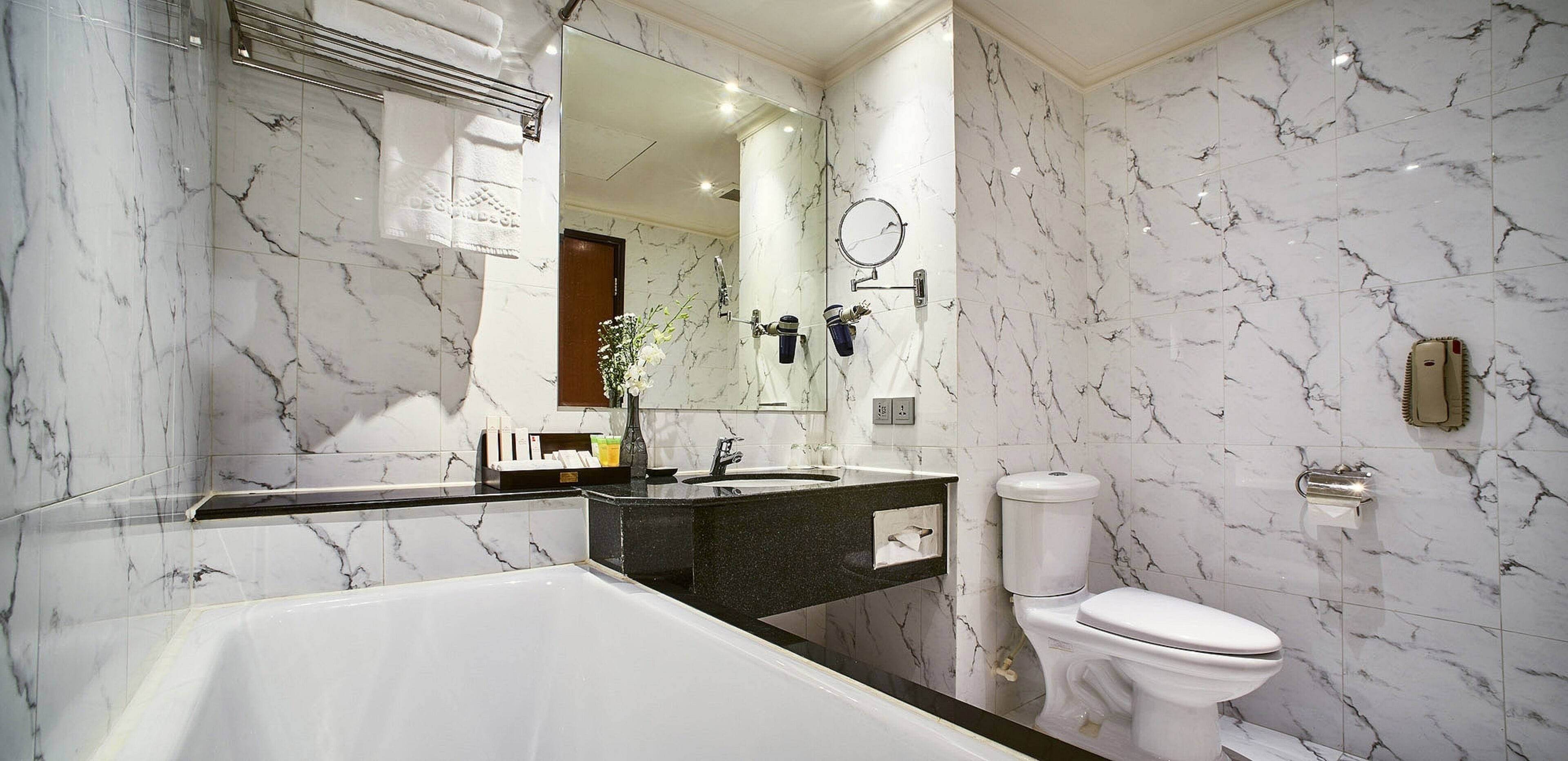 Une salle de bain moderne avec une baignoire, un lavabo et des toilettes.