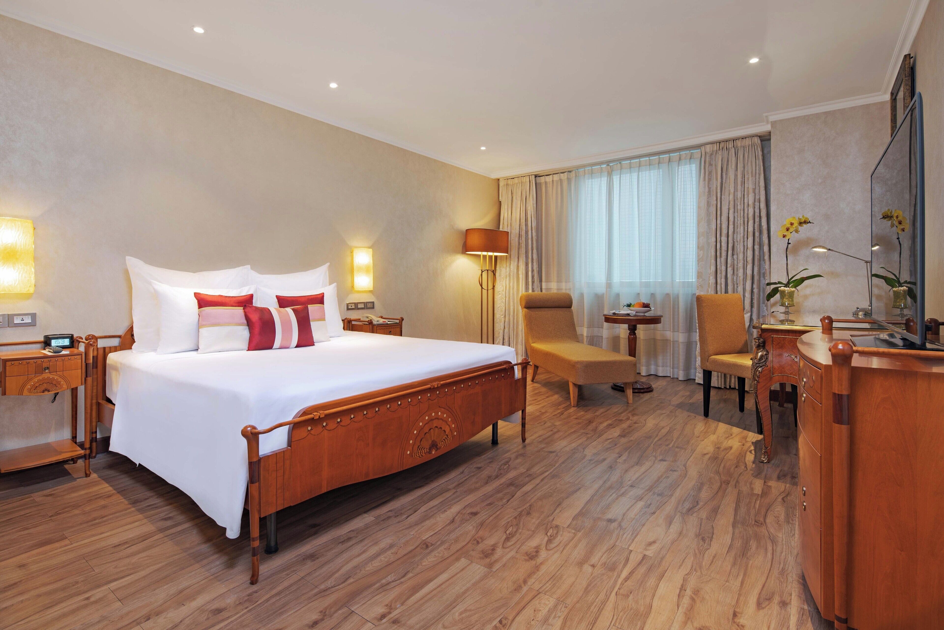 Junior Room, 1 King Bed, City View | Minibar, in-room safe, desk, soundproofing
