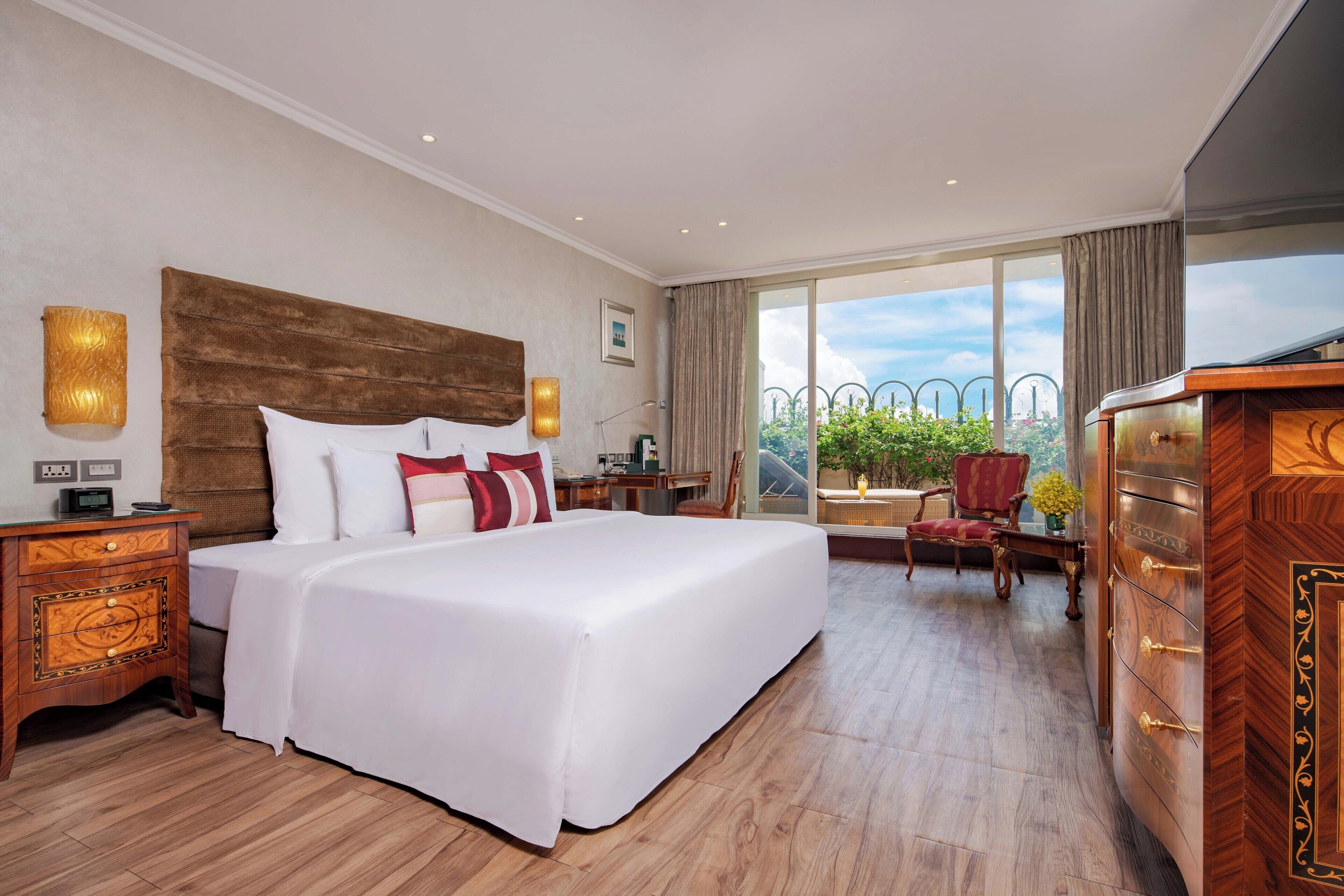 Suite, Terrace | Minibar, in-room safe, desk, soundproofing