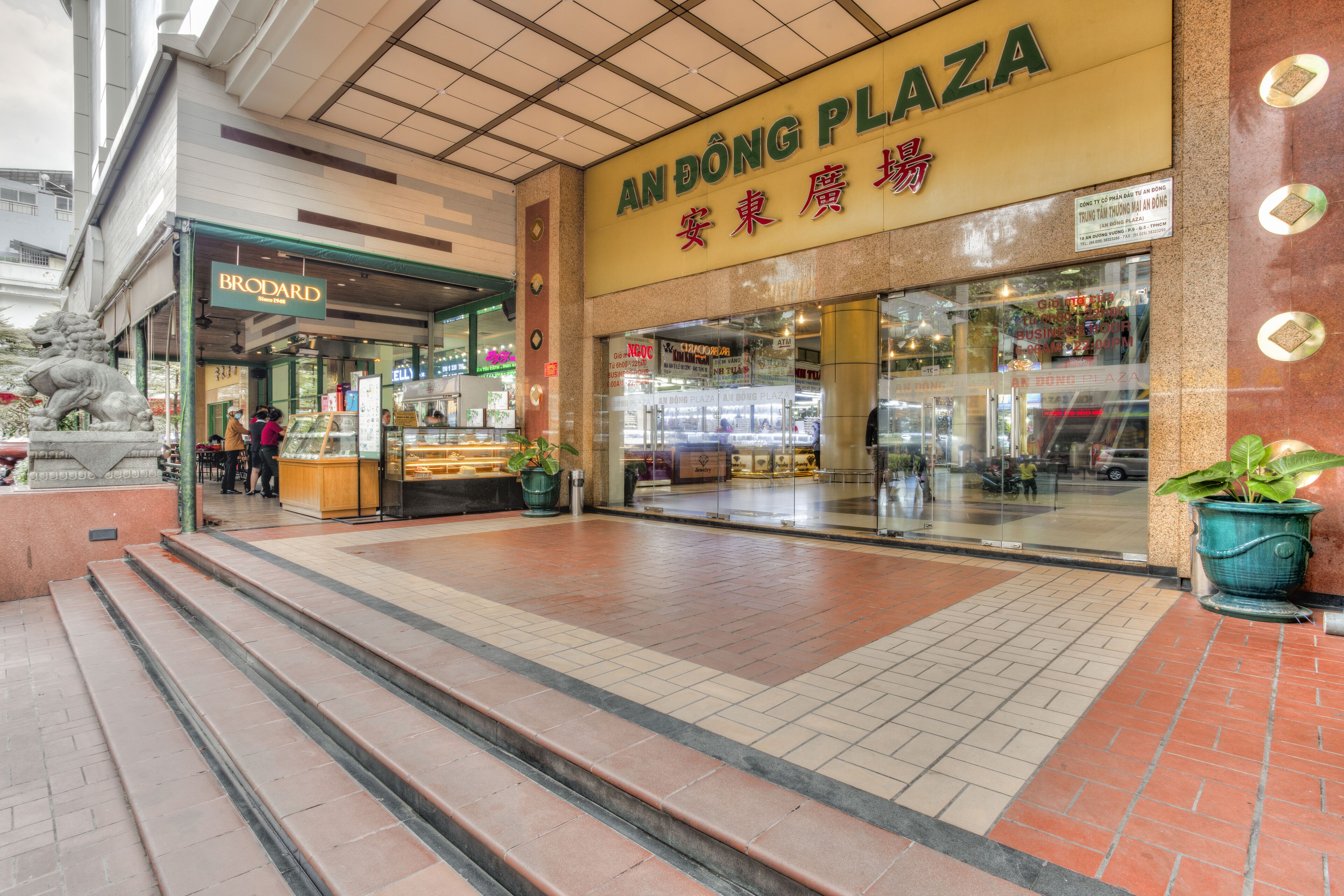 A shopping plaza with a prominent sign for 'Andong Plaza' and a 'Brobdard' store.