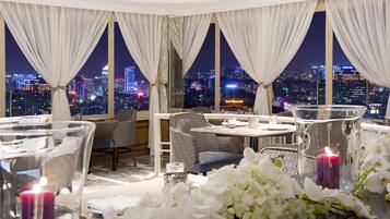 2 restaurants, breakfast, lunch served; local and international cuisine