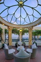 2 restaurantes, se sirve desayuno, cocina local e internacional 