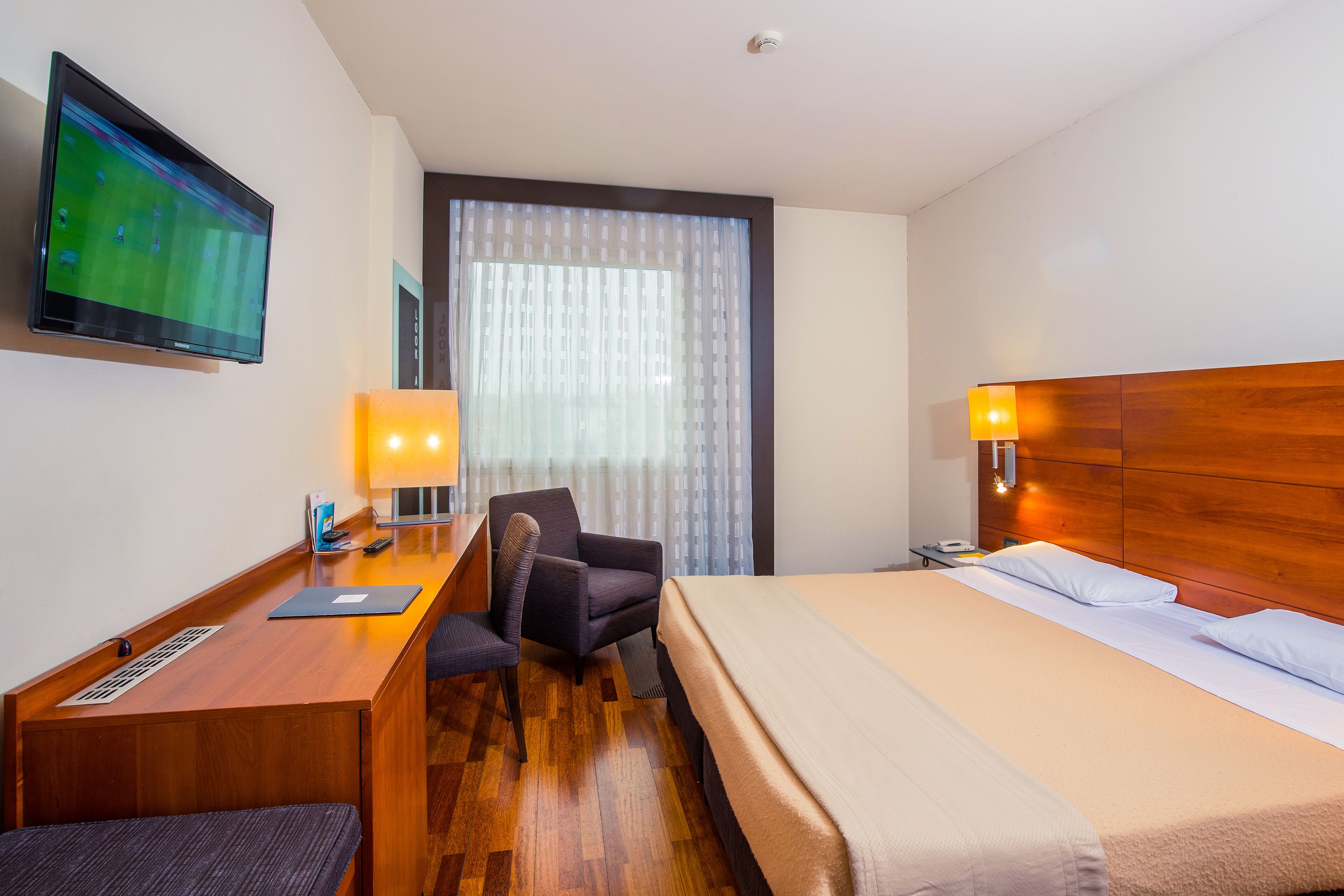 double room single use | minibar, in-room safe, desk, soundproofing