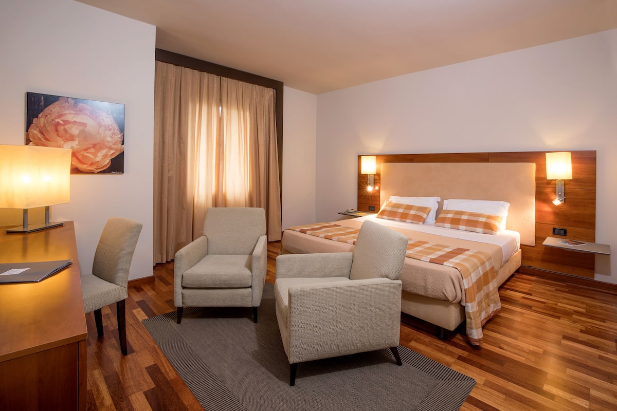 minibar, in-room safe, desk, soundproofing