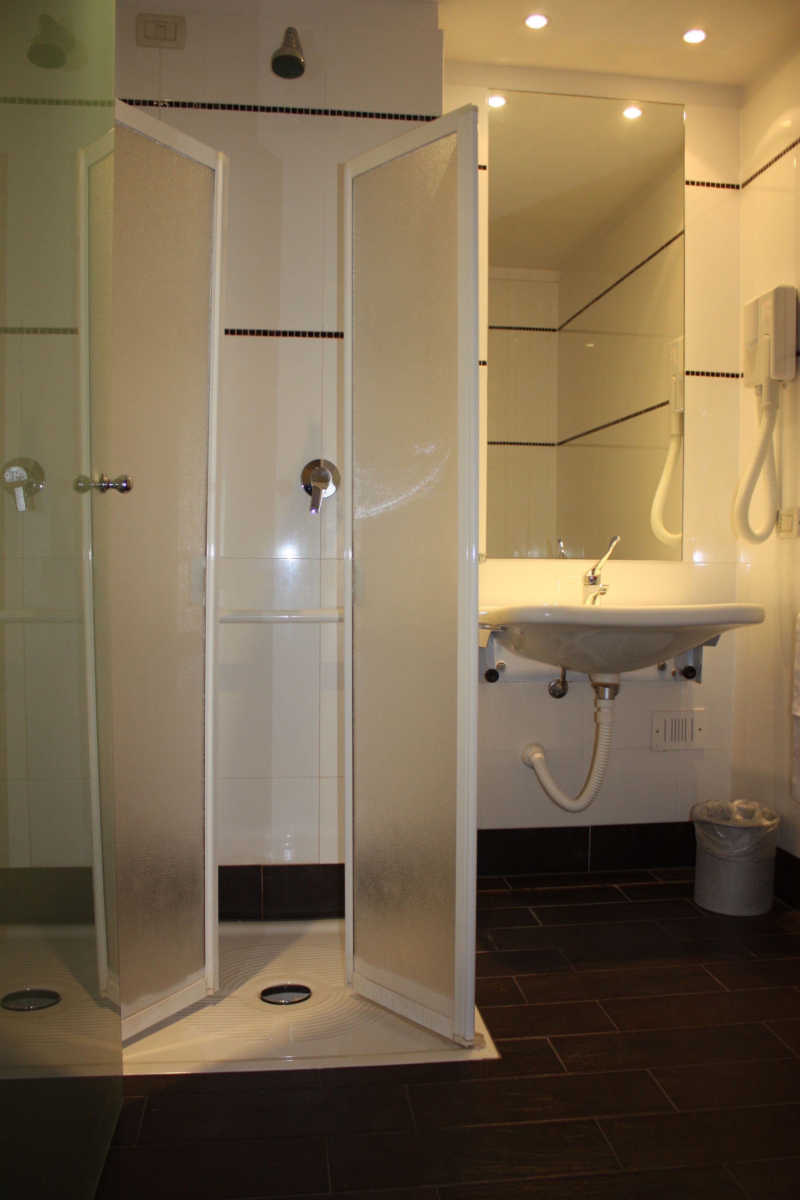 triple room, accessible | bathroom | shower, free toiletries, hair dryer, bidet