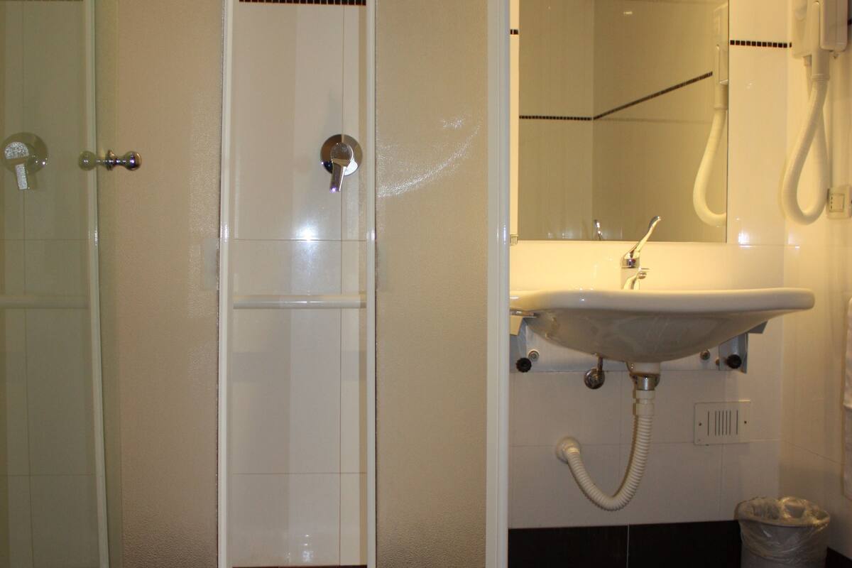 triple room, accessible | bathroom | shower, free toiletries, hair dryer, bidet