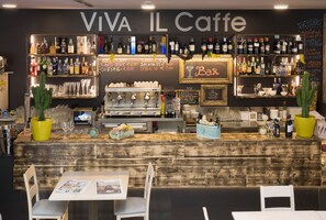 供应早餐（每人 EUR 12.00）