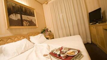 Double Room | Minibar, in-room safe, soundproofing, free cribs/infant beds