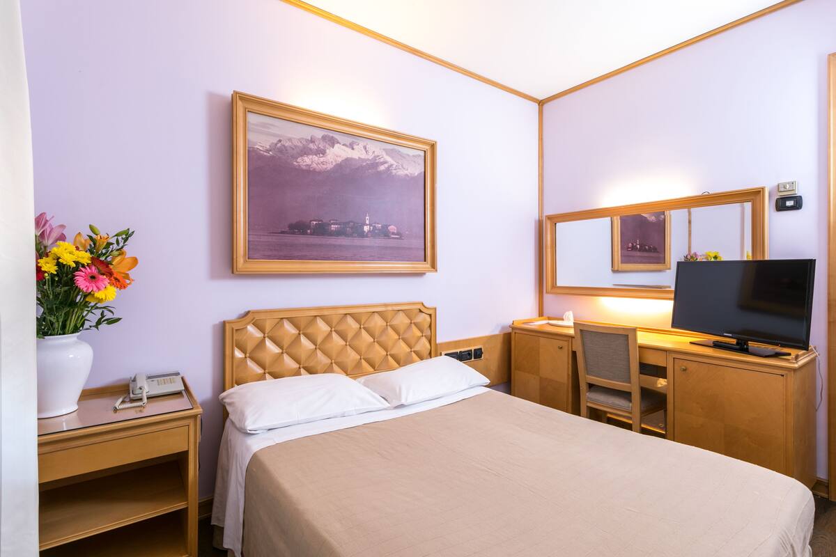 Minibar, in-room safe, soundproofing, cribs (free)