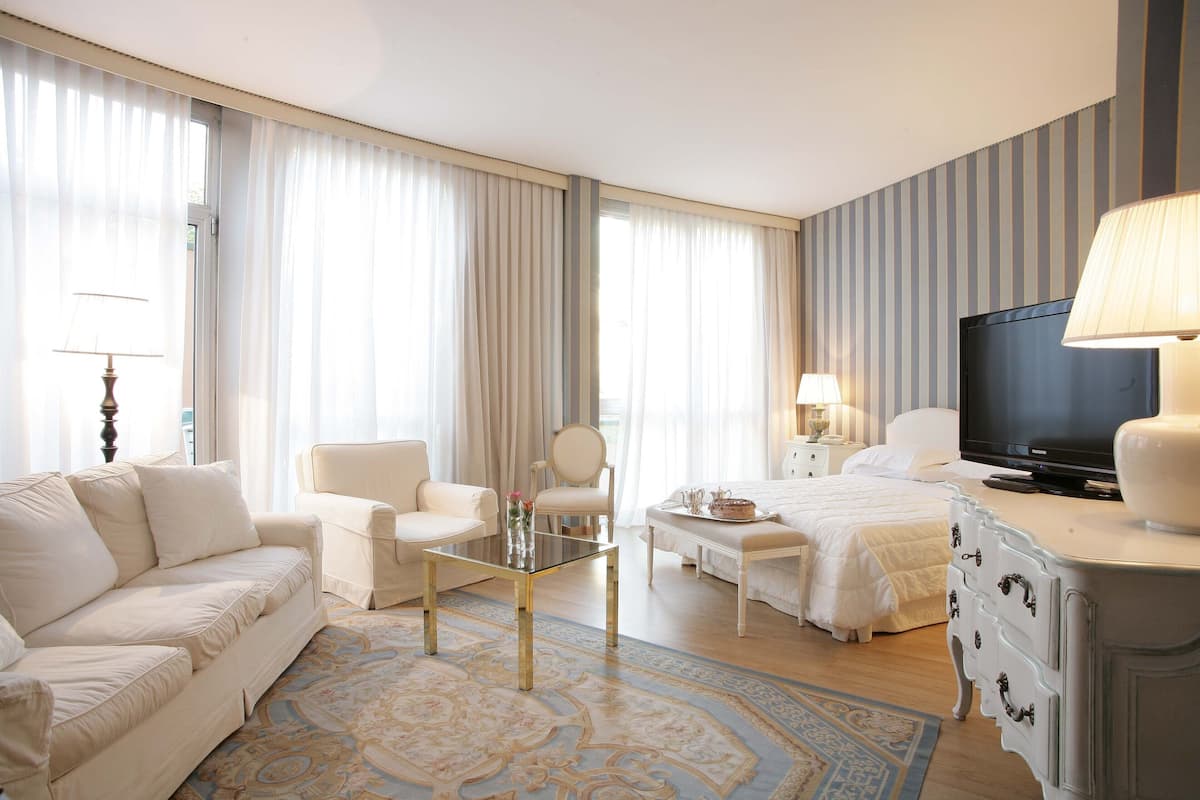 1 bedroom, hypo-allergenic bedding, minibar, in-room safe