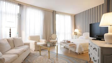 Hypo-allergenic bedding, minibar, in-room safe, soundproofing