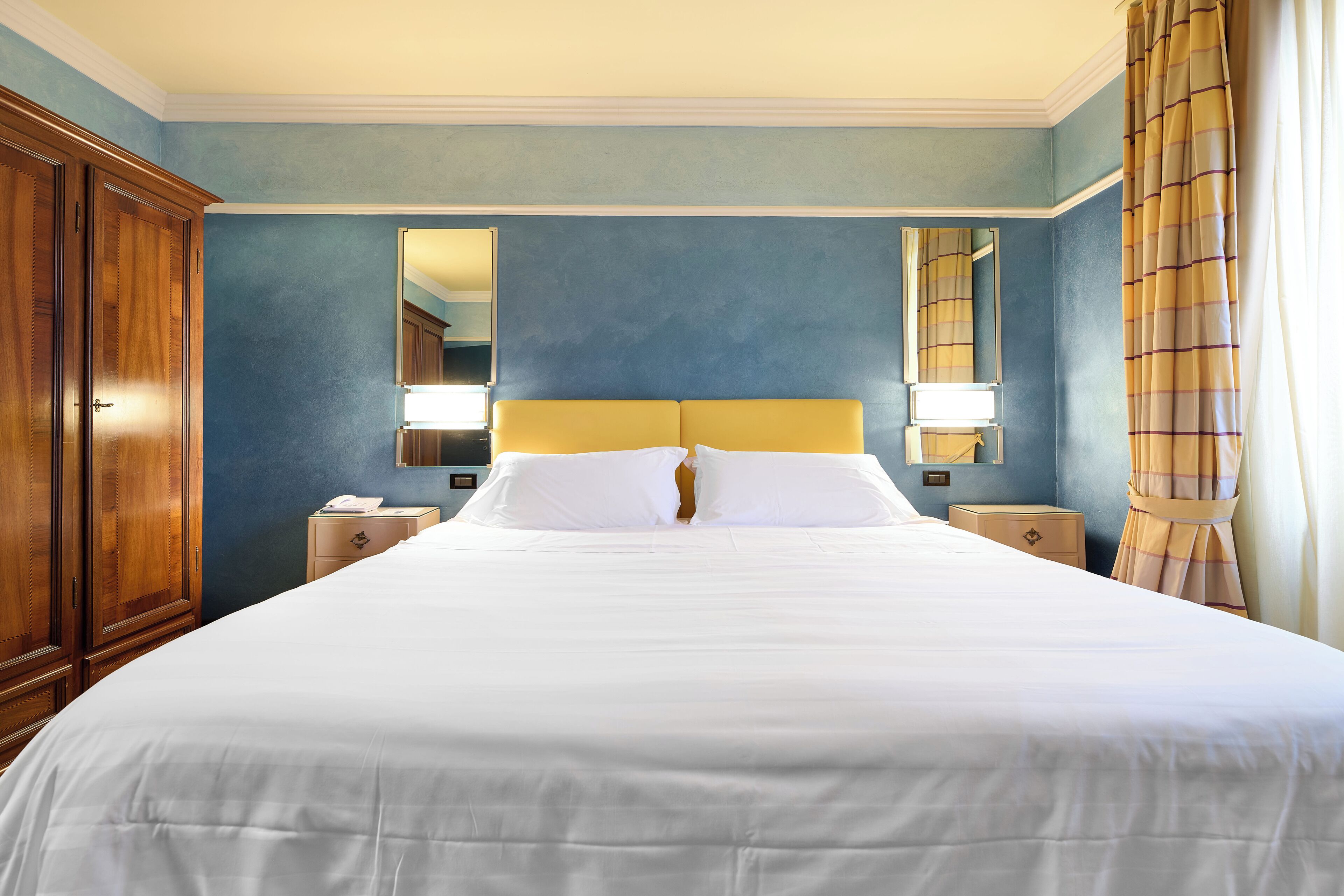 Habitación junior | Ropa de cama hipoalergénica, minibar, caja fuerte