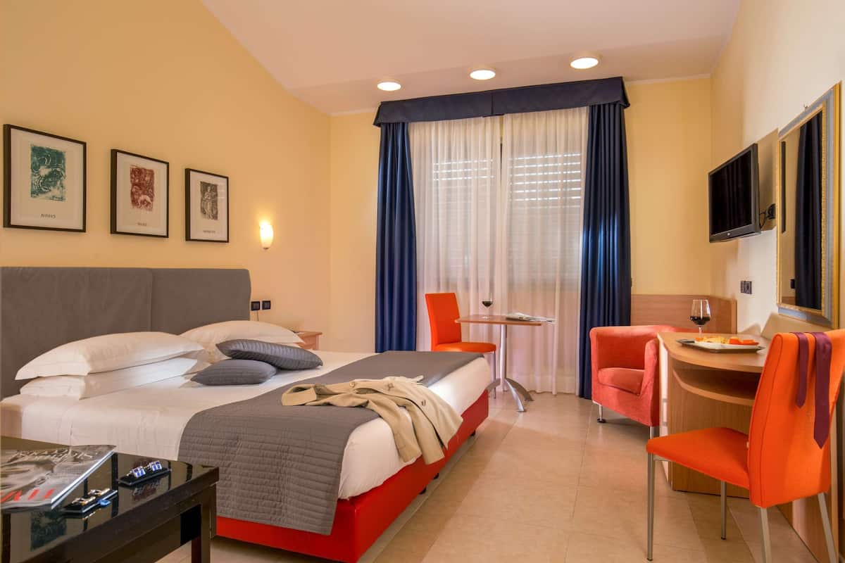 Superior Room, 1 King Bed, Non Smoking (Larger Room) | 1 bedroom, hypo-allergenic bedding, minibar, in-room safe
