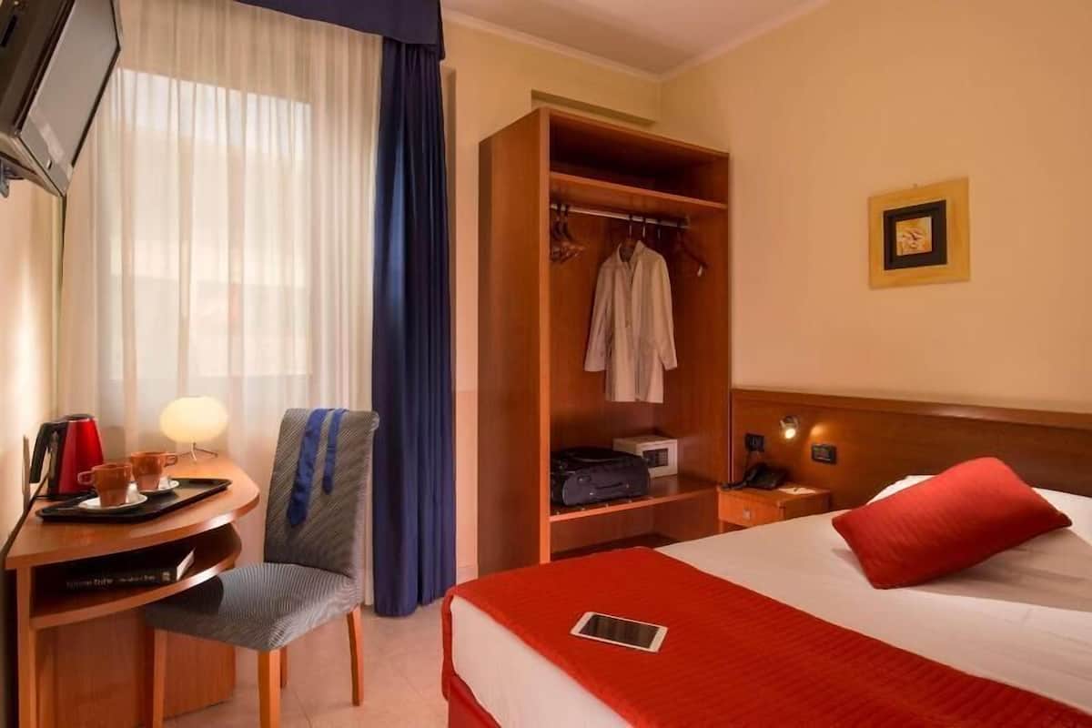 Hipoallergén ágynemű, minibár, széf a szobában és íróasztal