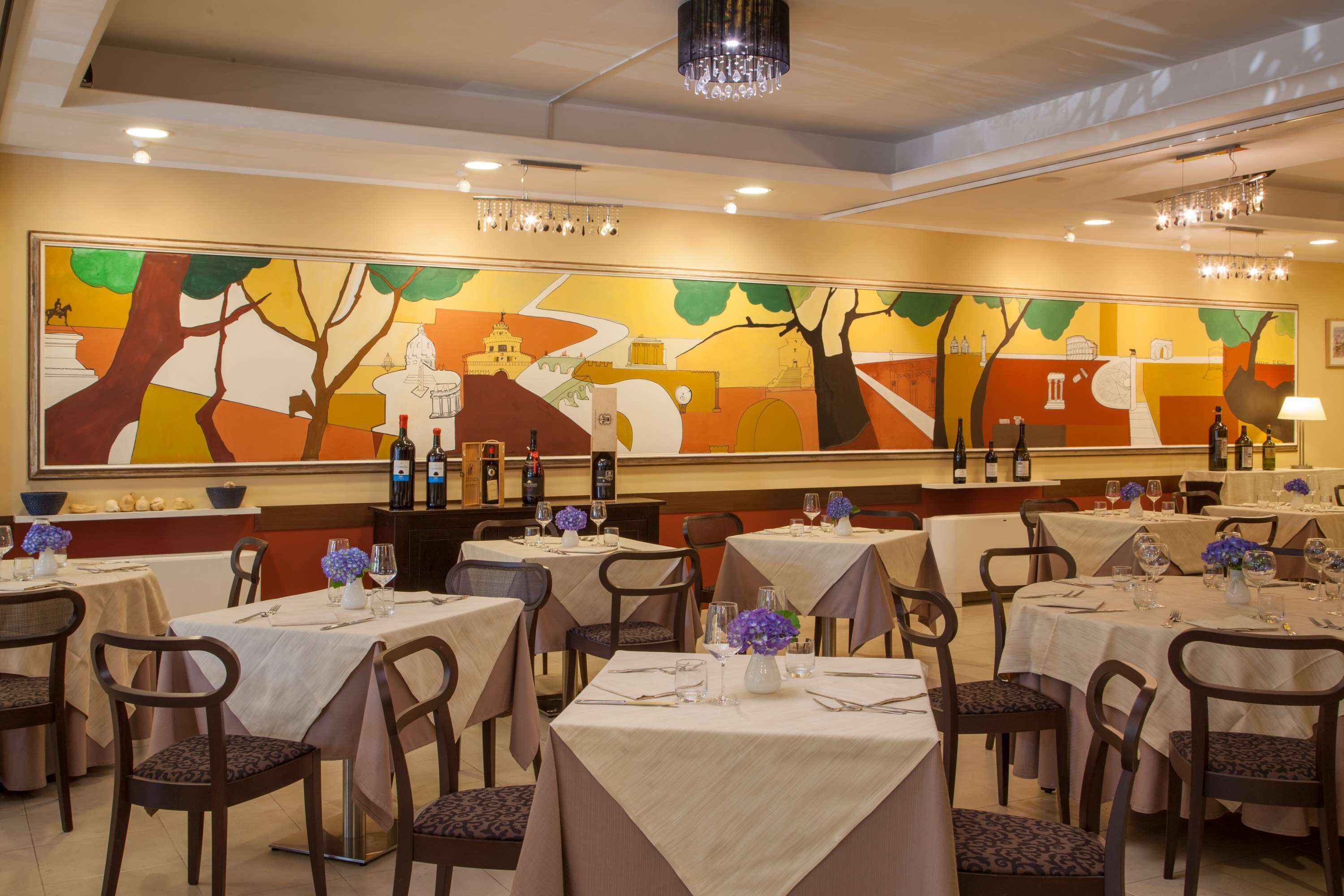 Un ristorante con diversi tavoli e sedie, ognuno apparecchiato con tovaglie bianche e fiori blu.