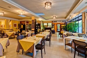 Lunsj og middag serveres, italienske retter