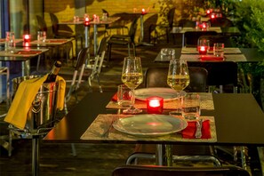 Déjeuner et dîner servis sur place, spécialités Cuisine italienne