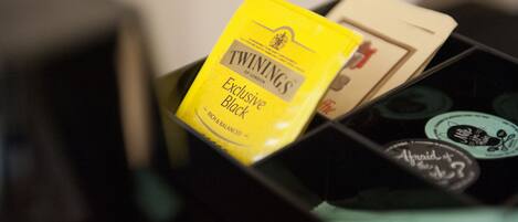 Un paquete amarillo con la etiqueta "TWININGS de Londres Exclusivo Negro" en una caja negra.