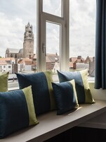 Ropa de cama de alta calidad y caja de seguridad en la habitación 