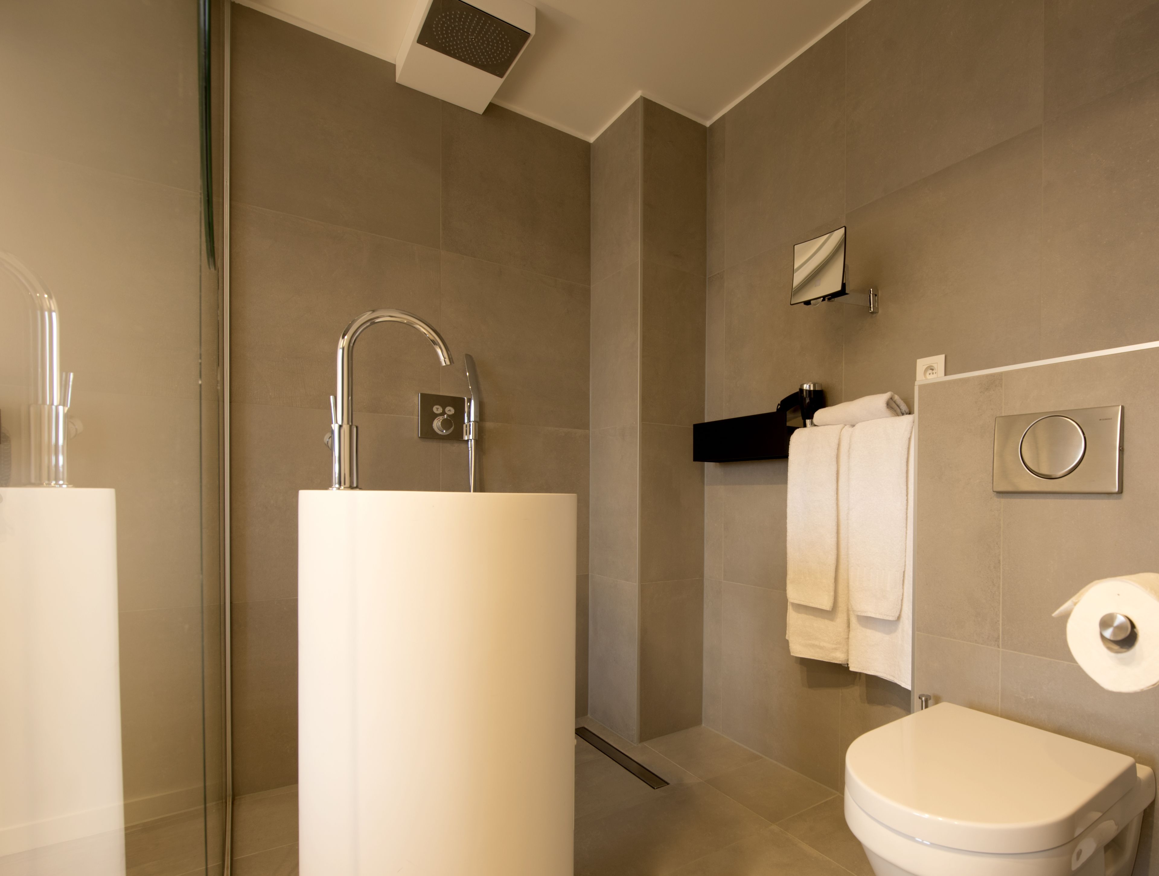 budget twin room | bathroom | free toiletries, hair dryer, towels