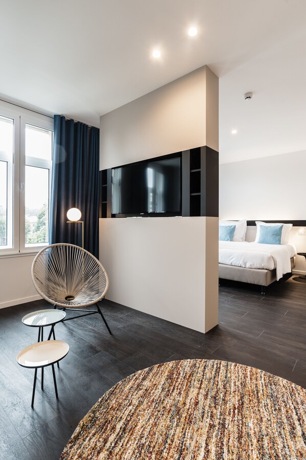 Junior Suite | Living area | Flat-screen TV - Hotel Portinari (Bruges)