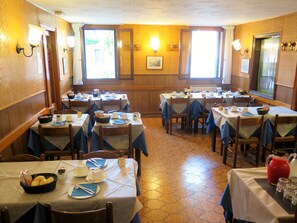 Café da manhã com buffet grátis todos os dias