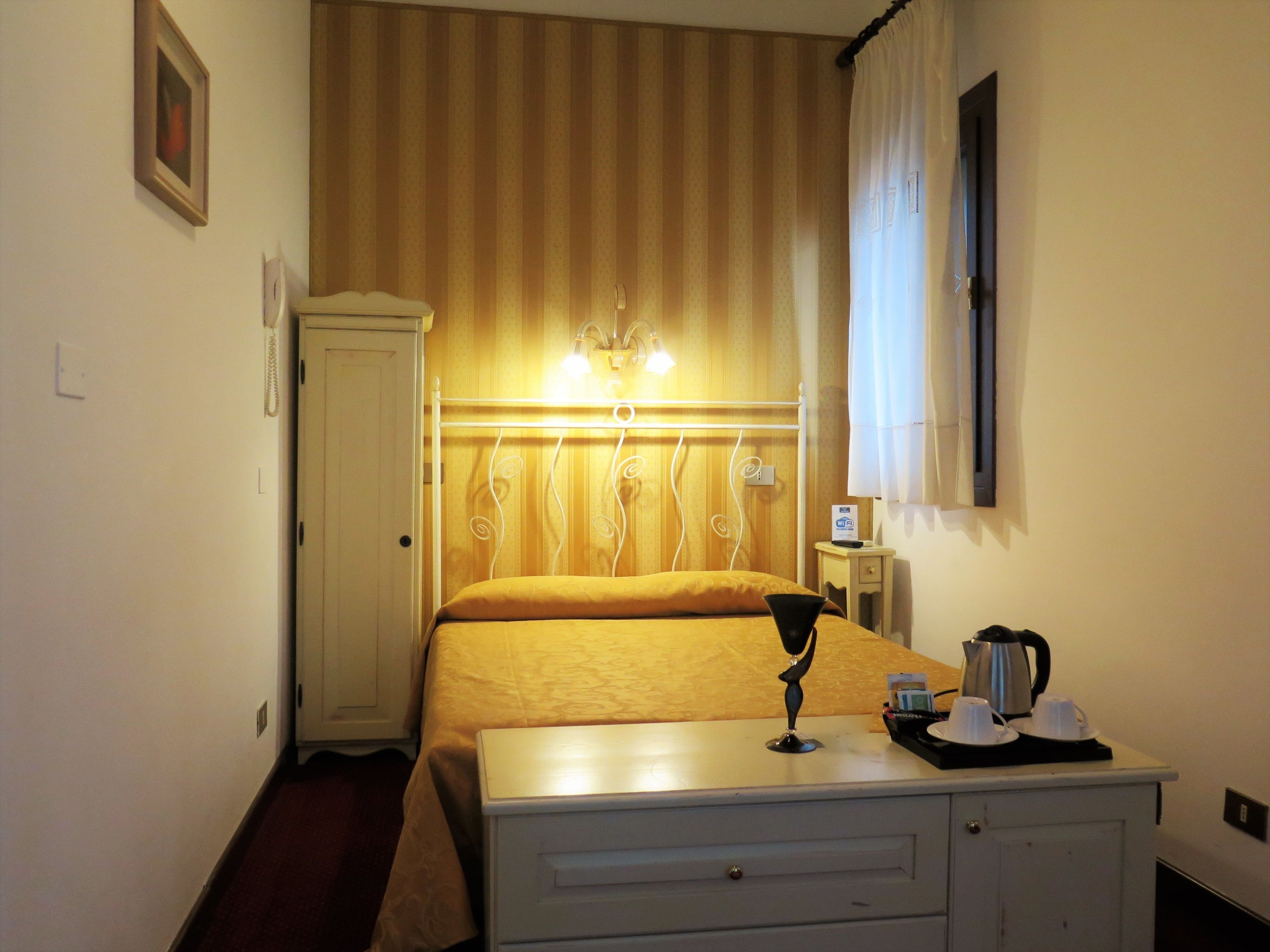 basic double room | down duvets, desk, free wifi