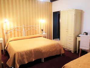 Classic Triple Room | Down duvets, desk, free WiFi - Hotel Al Soffiador (Venice)
