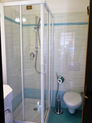 Douche, articles de toilette (gratuits), séchoir à cheveux, bidet