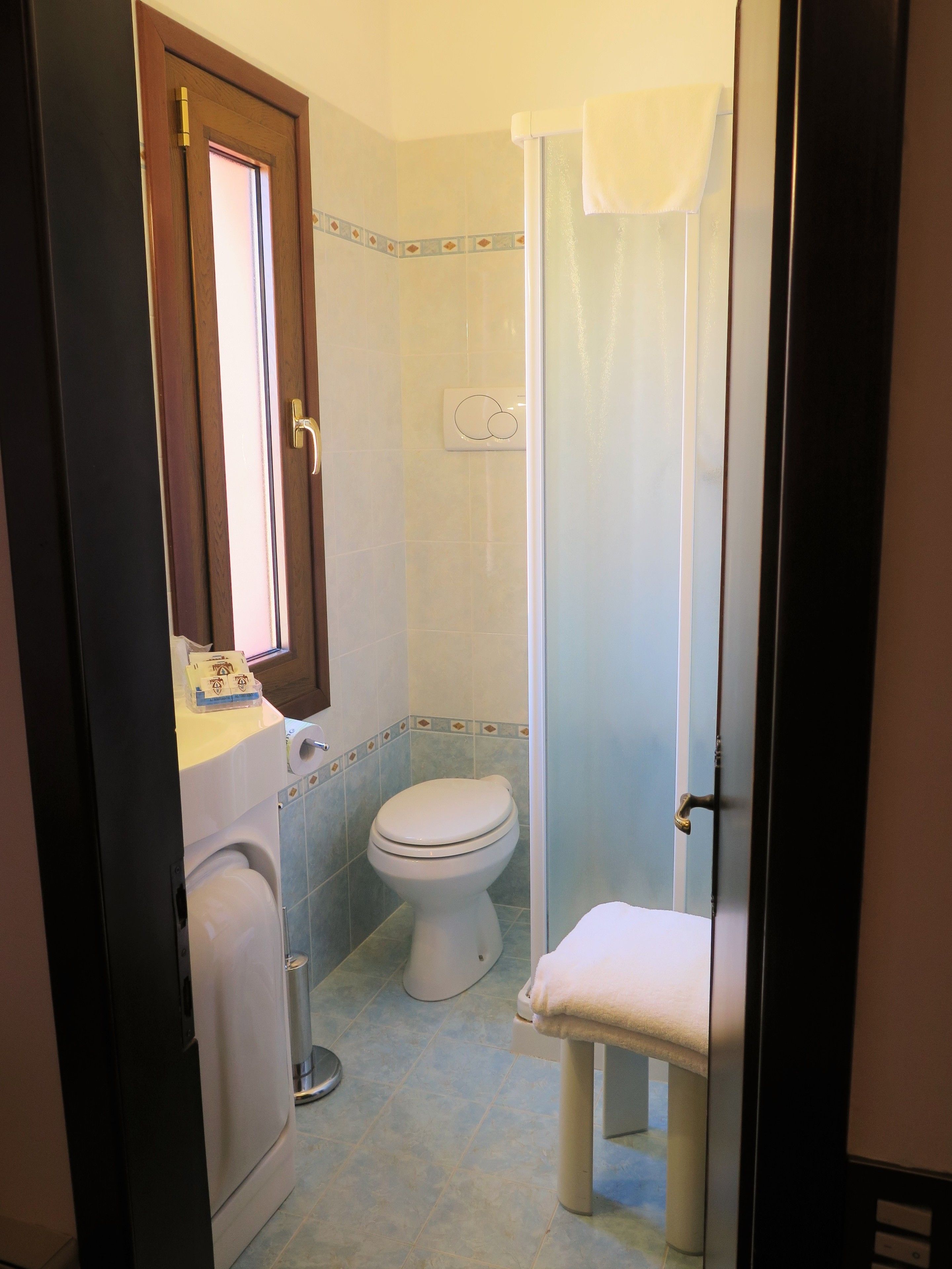 basic double room | bathroom | shower, free toiletries, hair dryer, bidet