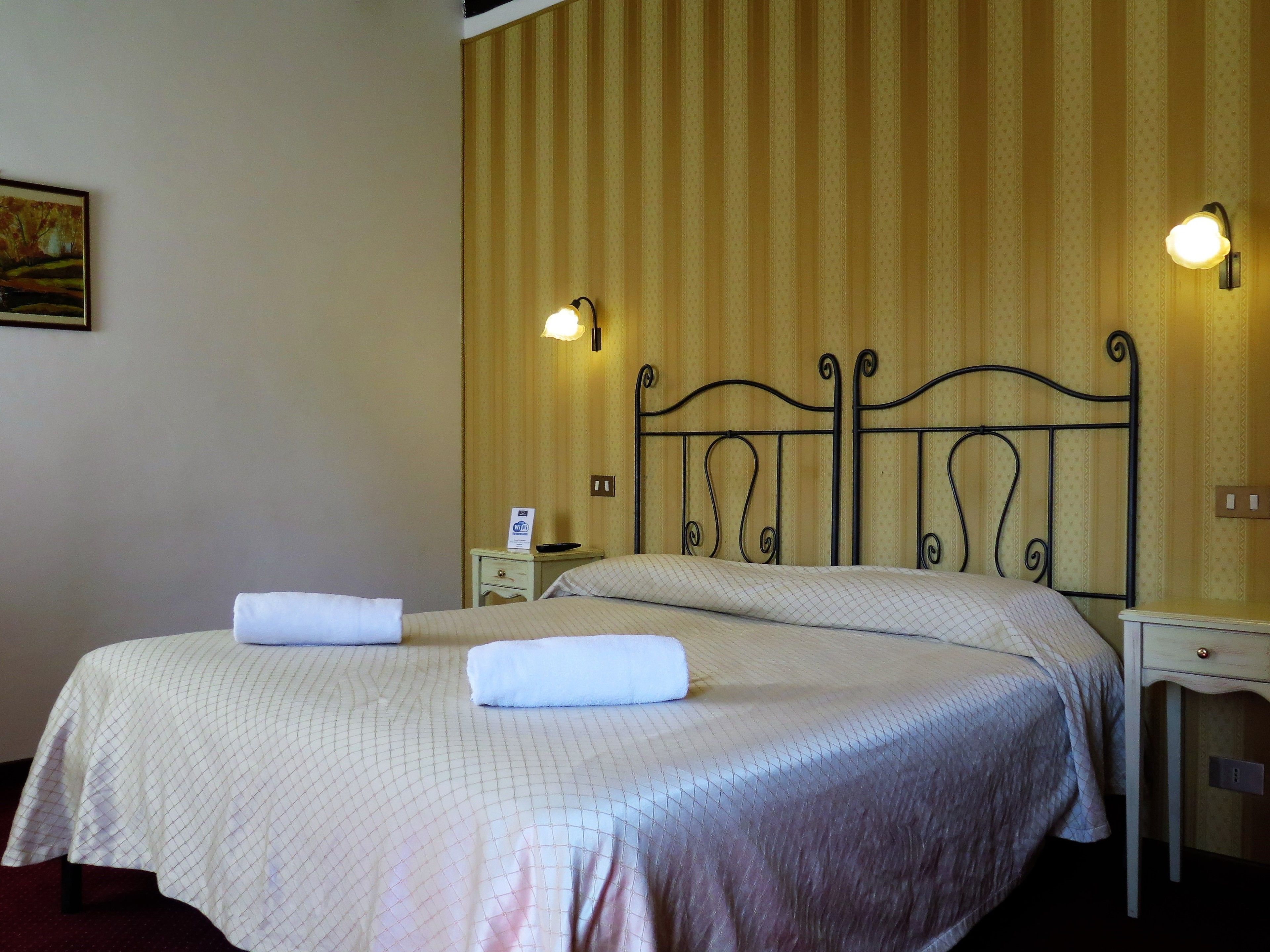 superior double or twin room, ensuite | down duvets, desk, free wifi