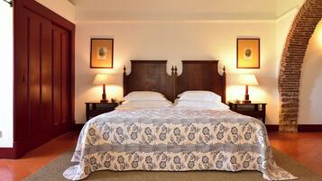 Minibar, caja de seguridad en la habitación y escritorio