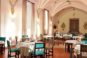 供应午餐和晚餐，地区菜