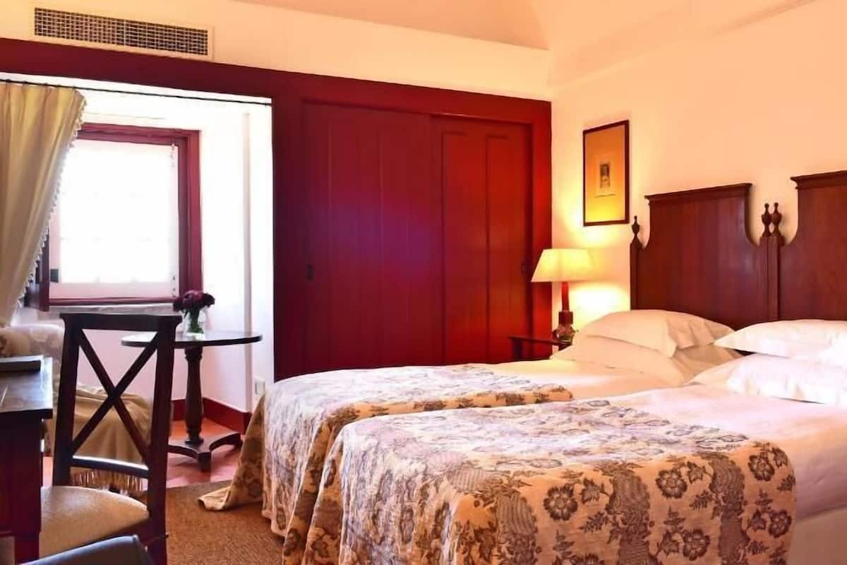 Frigobar, cofres nos quartos, escrivaninha, quartos à prova de som