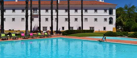 Piscine extérieure, chaises longues