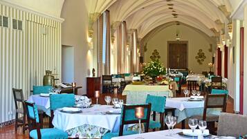 Se sirven almuerzos y cenas, cocina regional