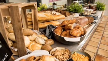 Daily continental breakfast (EUR 15.5 per person)