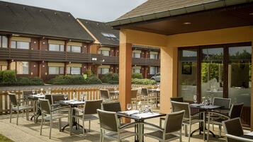 Se sirven desayunos y cenas; con vista al jardín