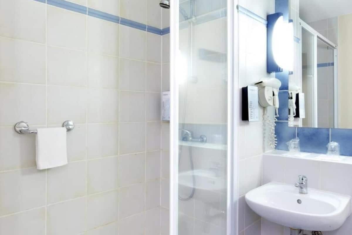 Bathroom | Combined shower/tub, eco-friendly toiletries, hair dryer, towels