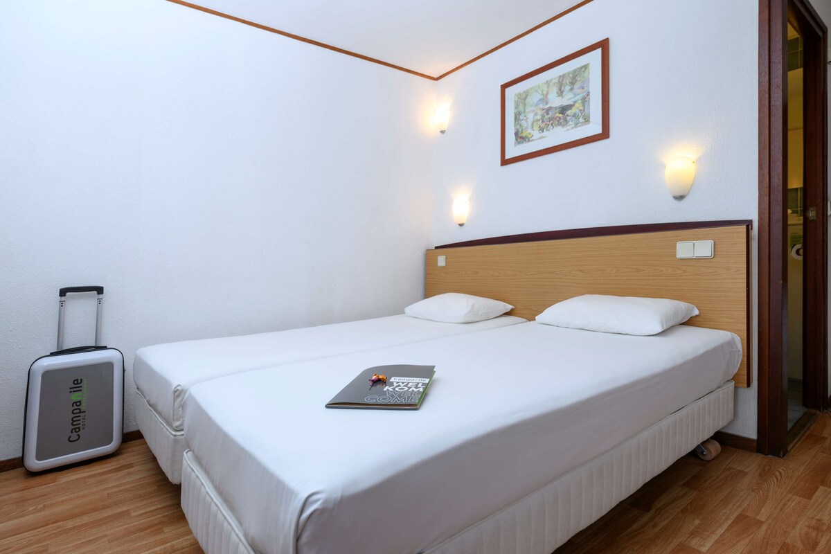 Standaard kamer, 2 eenpersoonsbedden | Een bureau, verduisterende gordijnen, geluiddichte muren