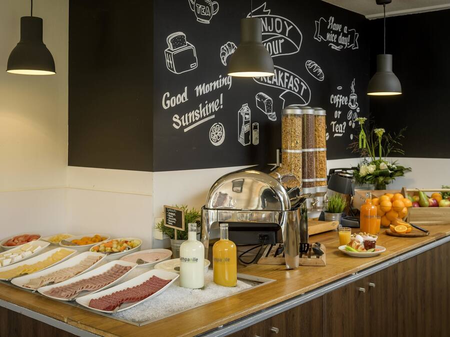 Petit déjeuner et dîner servis sur place