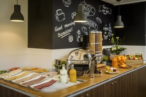 Un buffet de petit-déjeuner proposant une variété de plats et un coin café.