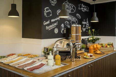 Se sirven desayunos y cenas, con vista al jardín