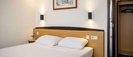 Standard Room, 1 Double Bed | Desk, blackout drapes, soundproofing, iron/ironing board