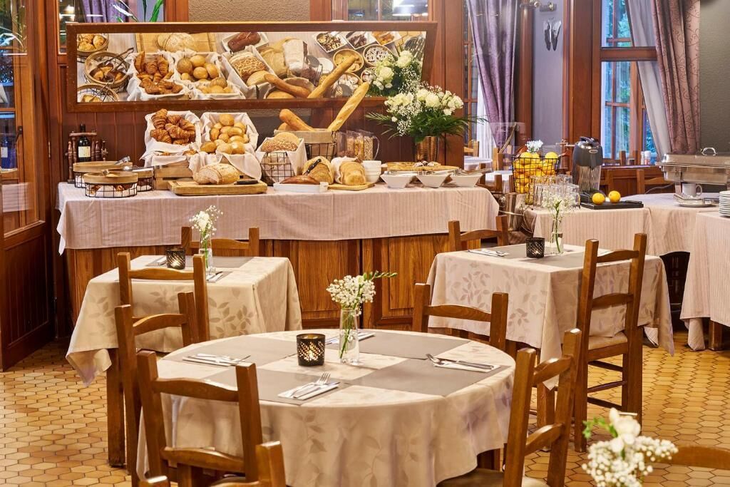 breakfast, lunch and dinner served