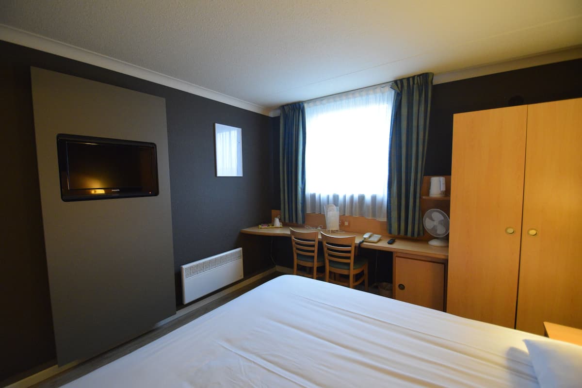 Escritorio, espacio para trabajar con laptop y cortinas blackout